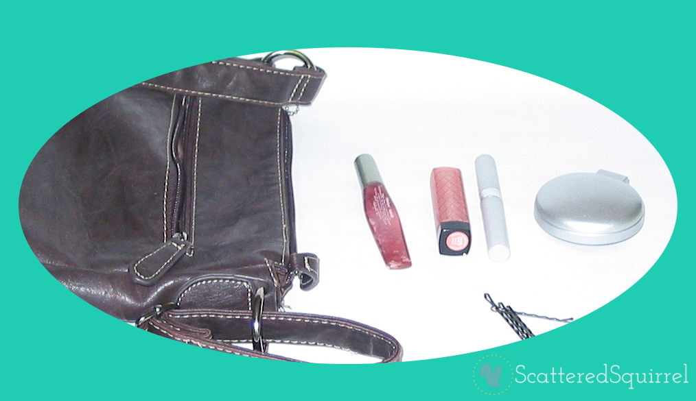 I tend to organize my personal grooming supplies together in one pocket. I keep only the essentials with me while I'm out. | ScatteredSquirrel.com
